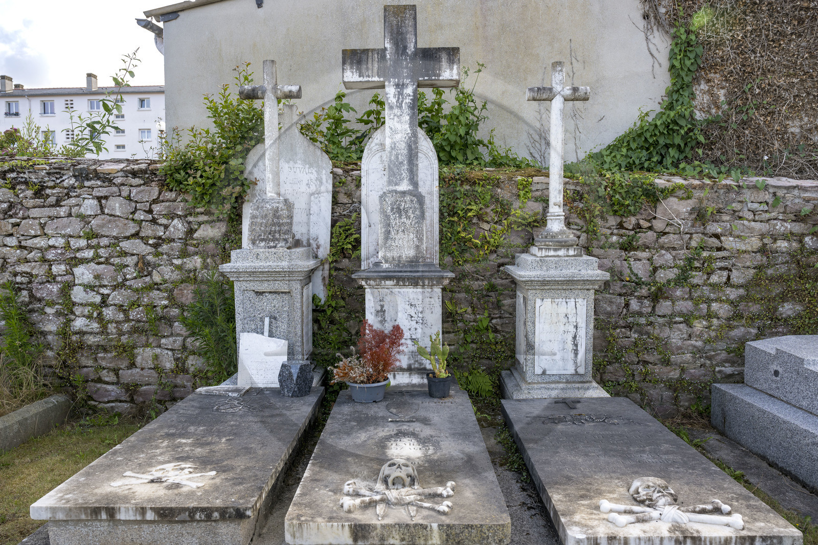 France, Côtes d'Armor (22), Paimpol, cimetière municipal, tombe de la famille Corouge, armateurs devenus flibustiers en période de guerre, à la course entre 1792 et 1815