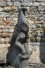 Zimbabwe, province de Masvingo, l'hotel Lodge at the Ancient City en bordure du site archéologique du Grand Zimbabwe, reproduction d'un oiseau en stéatite remplissant une fonction rituelle trouvés dans l'enclos oriental des Ruines de la colline (Hill Complex)