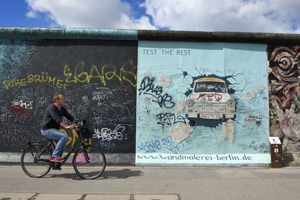 Allemagne, Berlin, Friedrichshain-Kreuzberg, East Side Gallery, le mur, oeuvre de Birgit Kinder datant des années 1990 et rénovée en 2009 représentant une voiture Trabant arrivant de Berlin Est intitulée Test the best