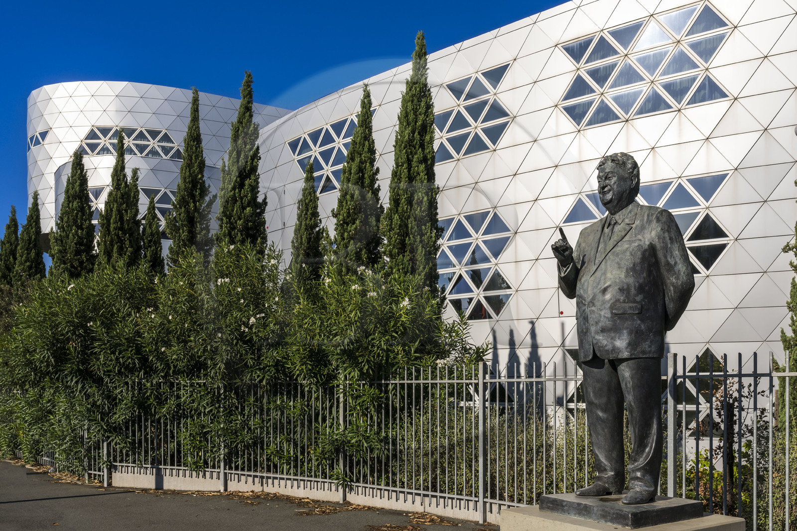 France, Hérault (34), Montpellier, statue de l'homme politique Georges Freche devant le Lycée Hotelier Georges Freche