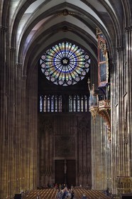 France, Bas-Rhin (67), Strasbourg, vieille ville classée au Patrimoine Mondial de l'UNESCO, la cathédrale Notre-Dame, la grande rose de la facade occidentale d'un diamètre de 13,60 m et le grand orgue au dessus de la nef