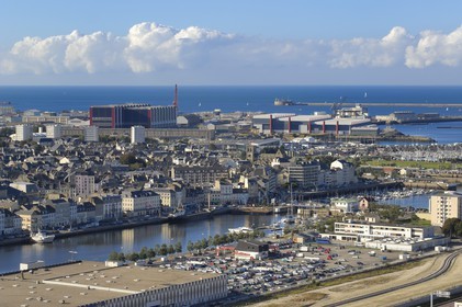 France, Manche (50), Cherbourg, le port et l'arsenal au fond vu depuis le Fort du Roule