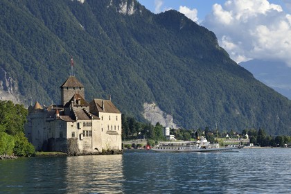 Switzerland, Canton of Vaud, Veytaux, Chillon castle on the shores of Lake Geneva (Lac Leman) and the paddle wheel boat Vevey (1907) of the Compagnie Générale de Navigation sur le Lac Léman (CGN)