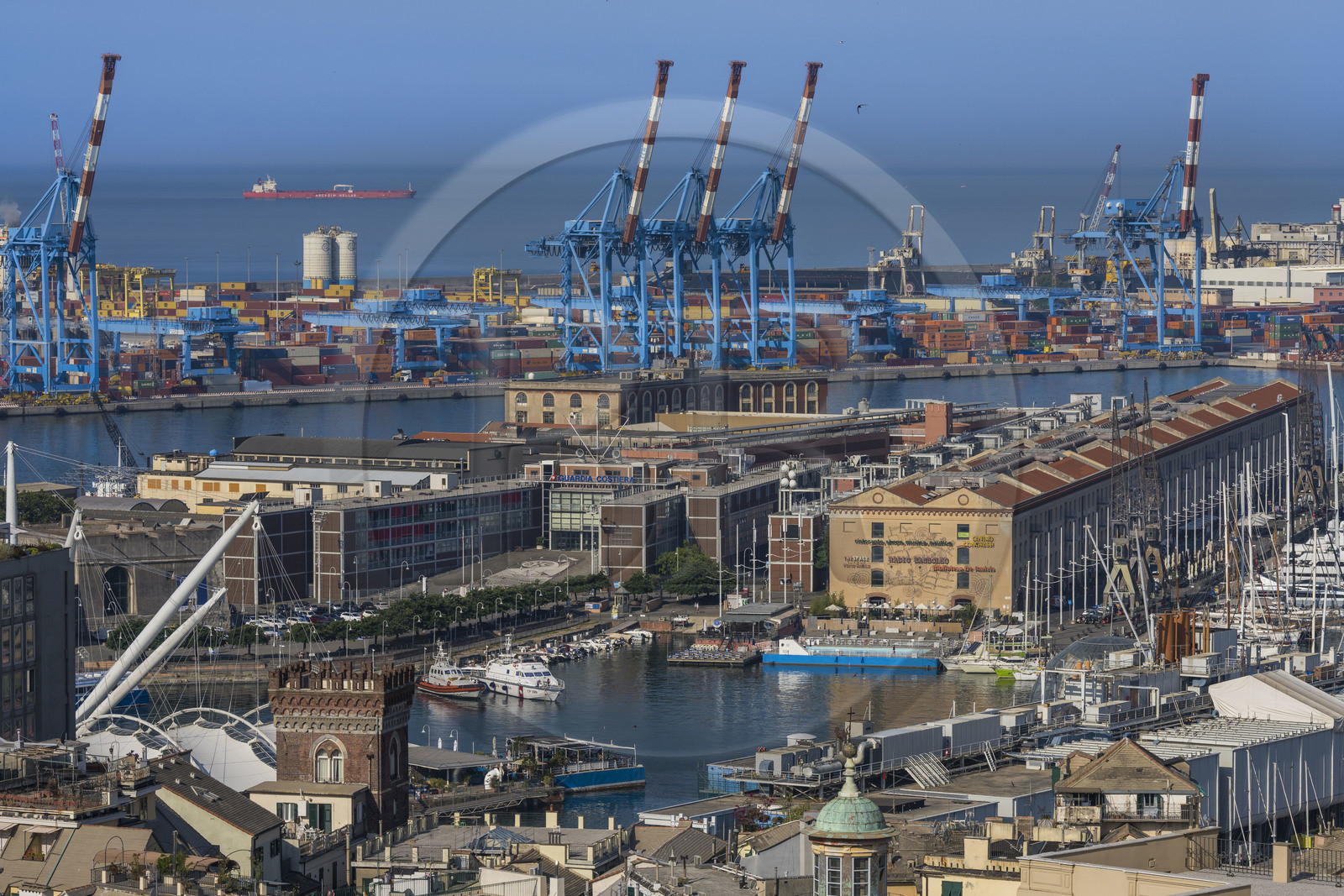 Italie, Ligurie, Gênes, le Porto Antico (Vieux Port) vu depuis le Belvédère du Castelletto, le port de commerce en arrière plan