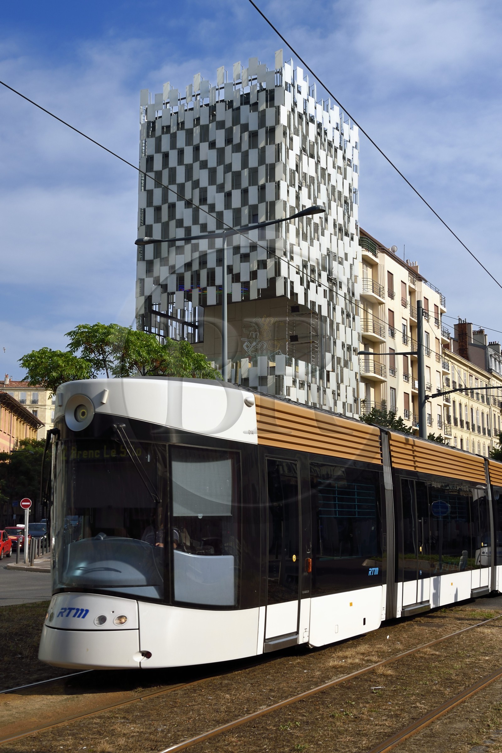 France, Bouches-du-Rhône (13), Marseille, Zone Euroméditerranée, quartier La Joliette, boulevard de Dunkerque, Fonds Régional d'Art Contemporain (FRAC) architecte Kengo Kuma et tramway