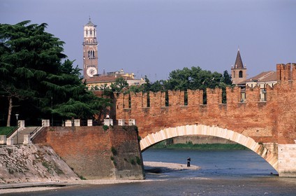 Italy, Venetia, Verona, Castelvecchio castle, lovers under Scaligero bridge