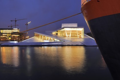 Norvège, Oslo, le nouvel opéra dessiné par les architectes de Snohetta, dans le quartier des docks de Bjorvika