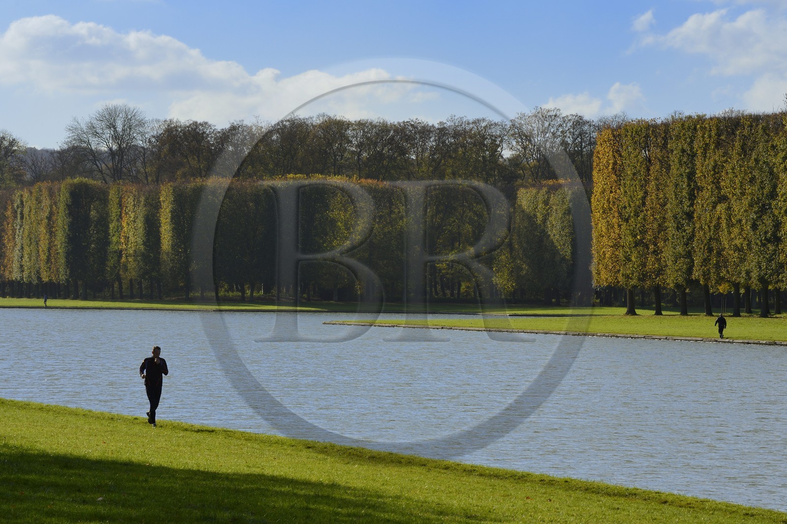 France, Yvelines (78), parc du château de Versailles, classé Patrimoine Mondial de l'UNESCO, coureur à pied autour du Grand Canal