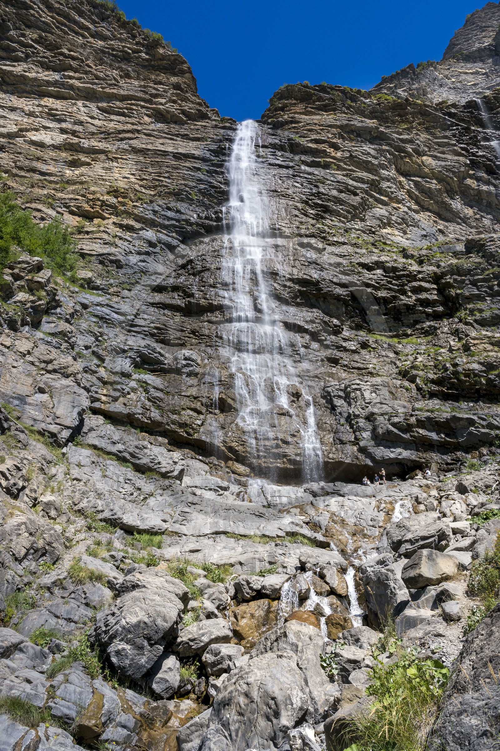 France, Hautes Alpes (05), Chateauroux-les-Alpes, randonneurs au pied de la cascade de la Pisse dans la vallée du Rabioux aux portes du Parc national des Écrins