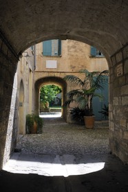 France, Hérault (34), Pézenas, Hôtel d'Alfonse du 17éme siècle rue Conti où Molière et sa troupe donnèrent «le Médecin Volant», la première cour