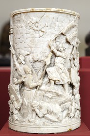 France, Seine-Maritime (76), Pays de Caux, Côte d'Albâtre, Fécamp, Palais Bénédictine, collection d'art sacré, seau à eau bénite en ivoir du XIXème siècle représentant une scène de la vie de Jeanne d'Arc