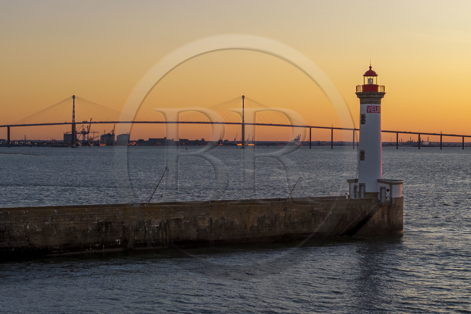 France, Loire-Atlantique (44), Saint-Nazaire, le phare du Vieux Mole et le pont de Saint-Nazaire en arrière plan (vue aérienne)