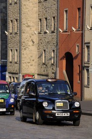 Royaume-Uni, Ecosse, Edimbourg, The Royal Mile, High street, taxi