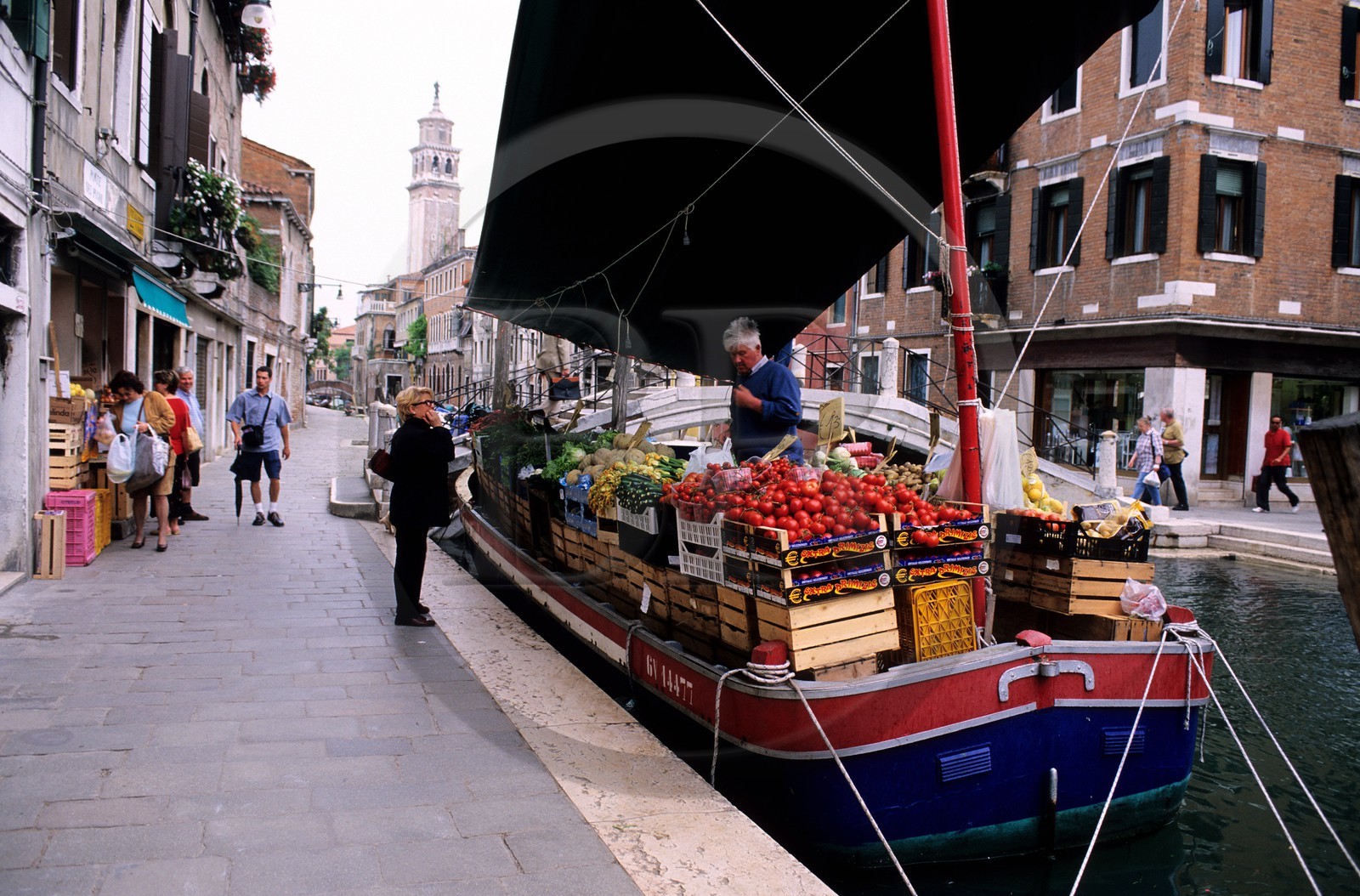Italie, Vénétie, Venise, marchand des quatre saisons sur son bateau