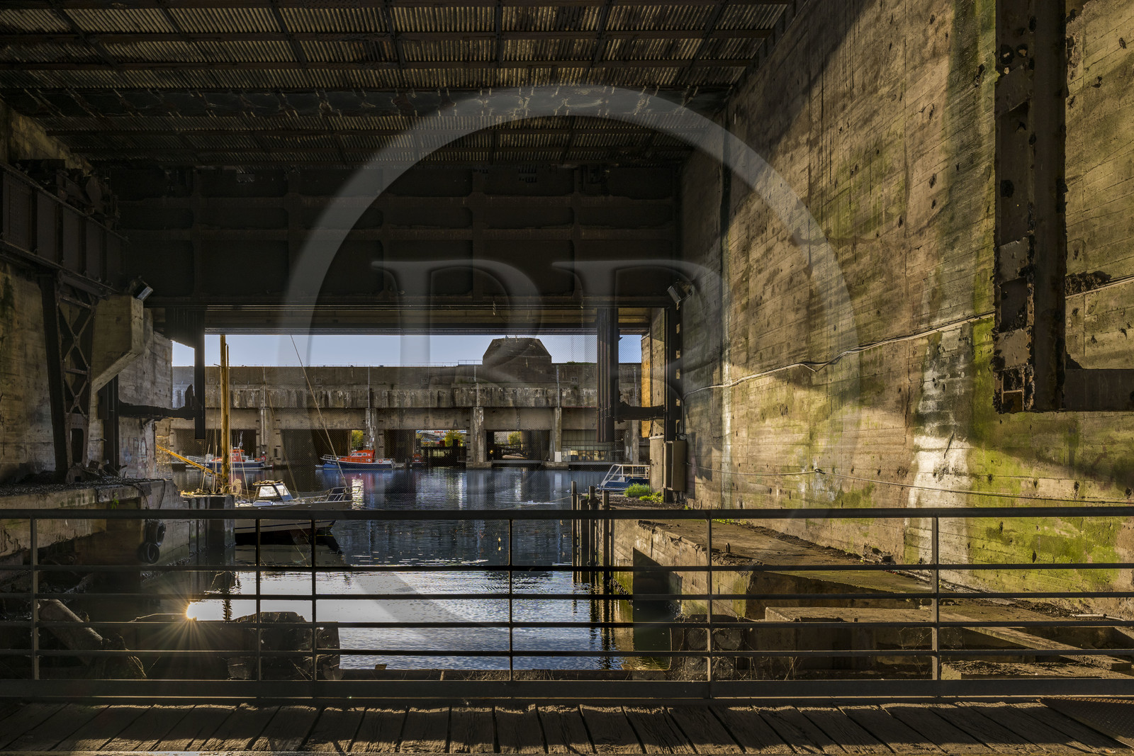 France, Loire-Atlantique (44), Saint-Nazaire, les anciennes bases sous-marines allemandes construites lors de la dernière guerre mondiale bordent le bassin à flot du port de Saint-Nazaire, dans le bunker qui abrite le sous-marin Espadon