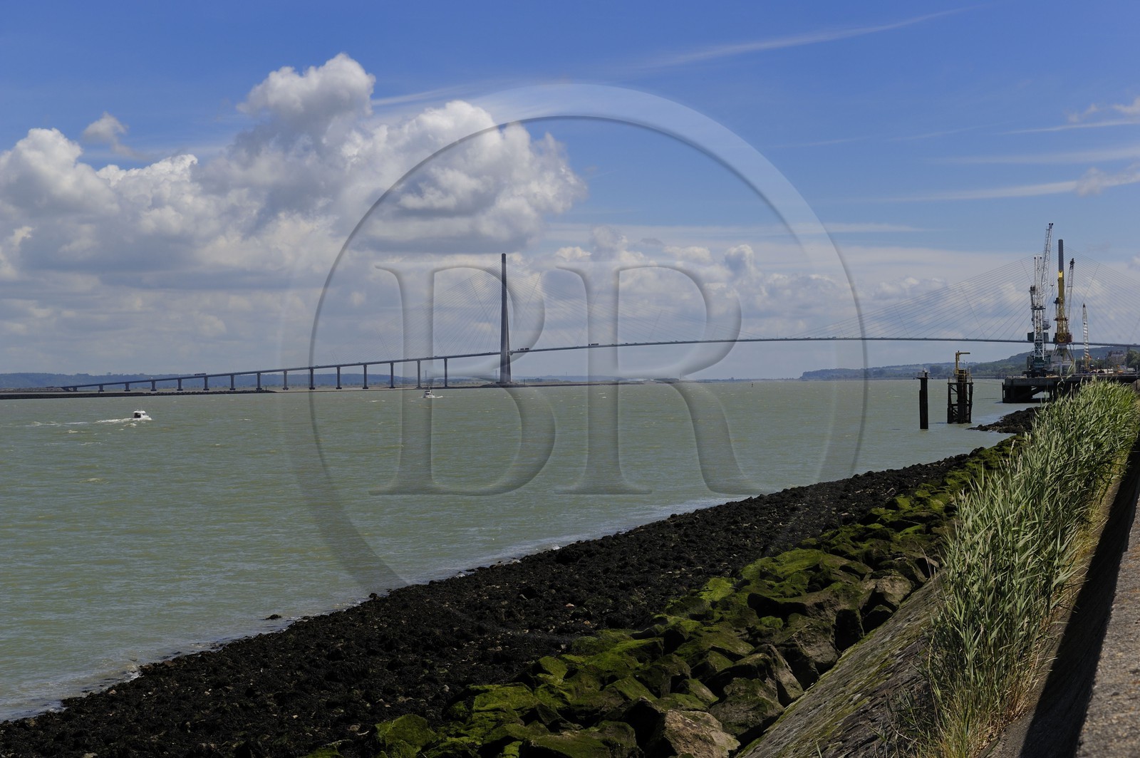 France, entre Calvados (14) et Seine-Maritime (76), le Pont de Normandie enjambe la Seine pour relier les villes de Honfleur et du Havre
