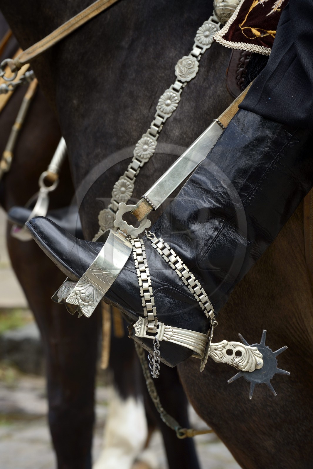 Argentine, province de Buenos Aires, San Antonio de Areco, fête du Jour de la Tradition (Dia de la Tradicion), travail d'orfèvre sur les étriers en argent utilisés lors de grandes occasions par un estanciero (gaucho propriétaire d'un ranch)