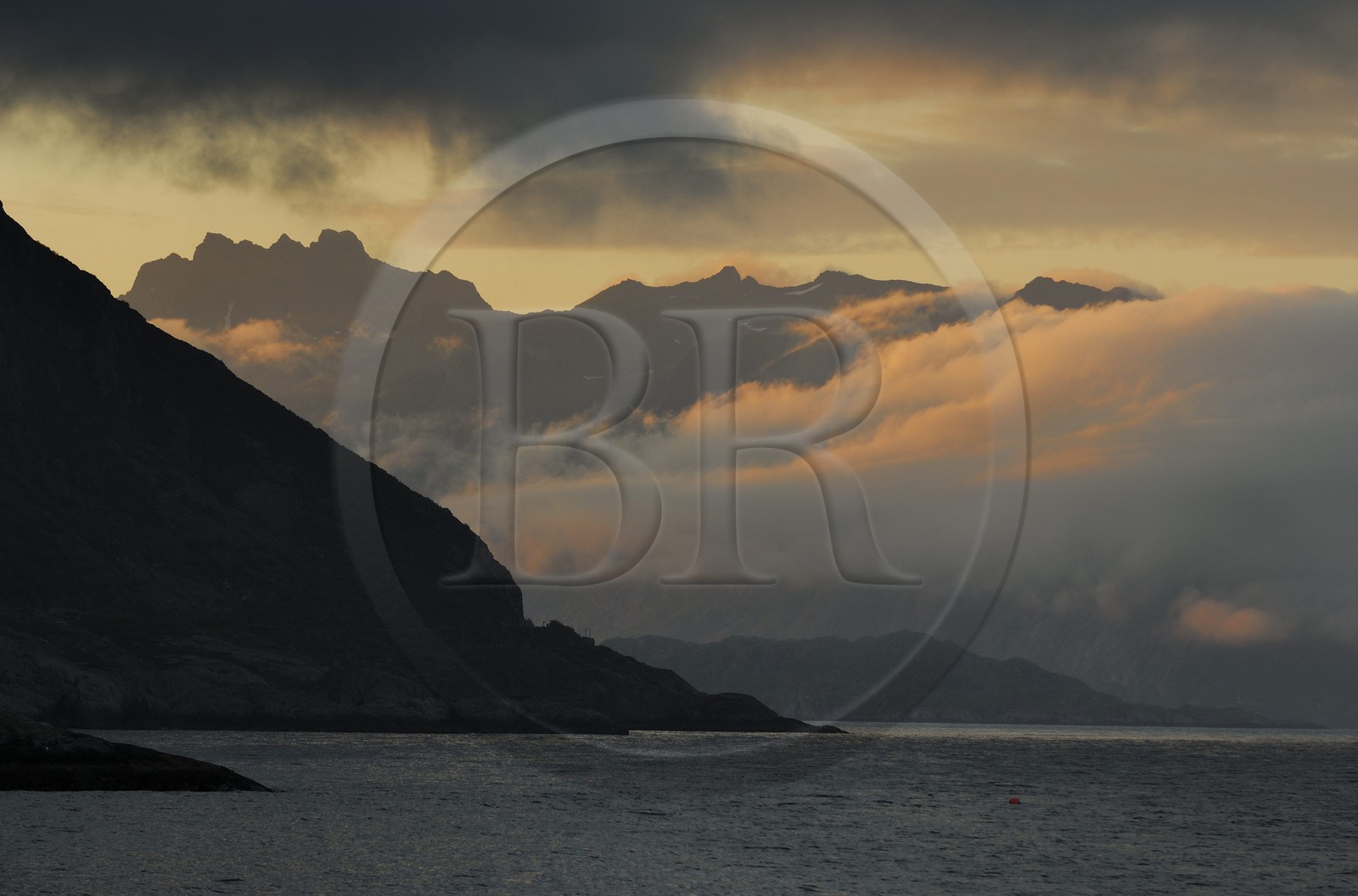 Norvège, Nordland, Iles Lofoten, Ile de Flakstad au soleil de minuit