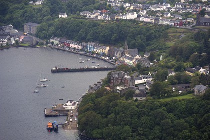 Royaume-Uni, Ecosse, Highland, Hébrides intérieures, Ile de Mull, la ville principale Tobermory et son port, la distillerie de whisky Tobermory est tout au bout du quai à gauche (vue aérienne)