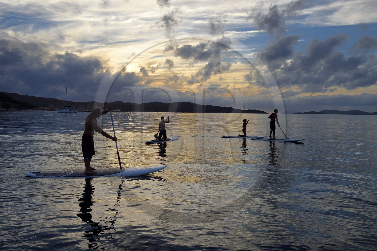 France, Var (83), Iles d'Hyères, parc national de Port Cros, Ile de Porquerolles, stand-up paddle au large de la plage de la Courtade guidés par Alexandre Bernd France, Var (83), Iles d'Hyères, parc national de Port Cros, Ile de Porquerolles, stand-up paddle au large de la plage de la Courtade guidés par Alexandre Bernd