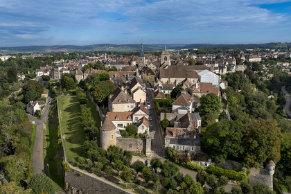 France, Yonne (89), parc naturel régional du Morvan, Avallon, les remparts de la vieille ville, la tour de l'Horloge et l'église collégiale Saint-Lazare en arrière plan (vue aérienne)