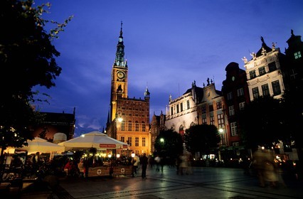 Pologne, Poméranie Orientale, Gdansk, le Long-Marché (Dlugi Targ), artère principale de la ville et l'Hôtel de ville (Ratusz Glownego Miasta)