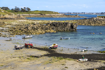 France, Finistère, Ponant Islands, Ile de Batz (Batz Island), Porz Reter beach at low tide