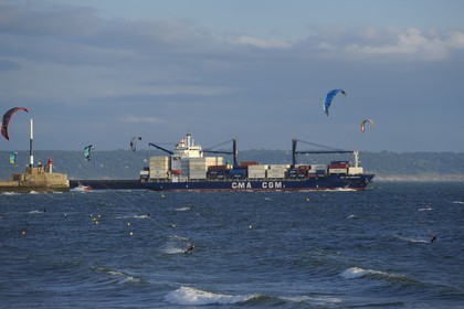 France, Seine-Maritime (76), Le Havre, kitesurfing sur la grande plage devant l'entrée du port et non loin du passage des grands porte-containers