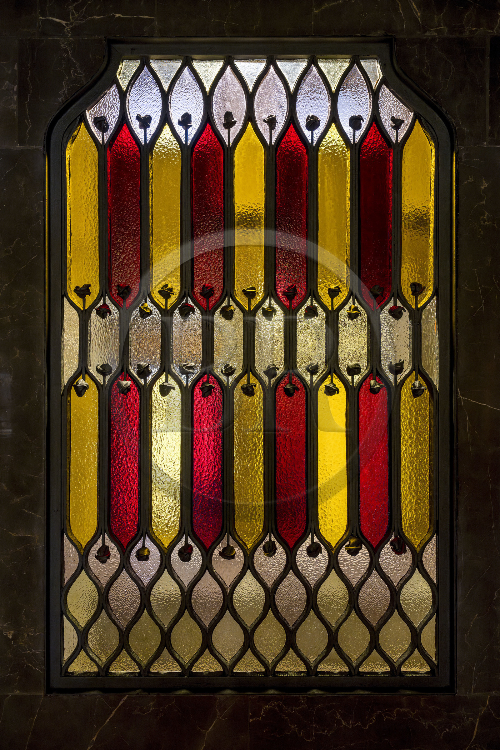 Espagne, Catalogne, Barcelone, le Palais Güell (Palau Güell) construit entre 1886 et 1891 et réalisé par l'architecte du modernisme catalan Antoni Gaudi, site classé au Patrimoine Mondial de l'UNESCO, vitrail en haut de l'escalier d'honneur mettant en valeur le drapeau catalan