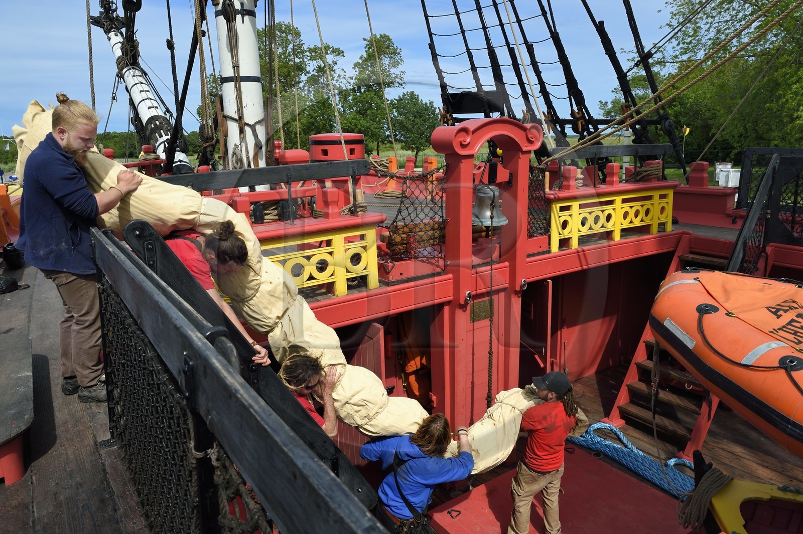 France, Charente-Maritime (17), Rochefort, Centre International de la mer dans l'ancien Arsenal maritime de Rochefort, la frégate Hermione réplique du trois-mats où le marquis de Lafayette embarqua pour l’Amérique en 1780, embarquement des voiles