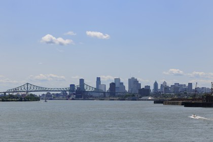 Canada, province de Québec, Montréal, la ville et le pont Jacques-Cartier sur le fleuve Saint-Laurent