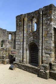 France, Finistère (29), , Mer d'Iroise, parc naturel régional d'Armorique, Presqu'île de Crozon, ruines de l'ancienne Abbaye Saint-Guénolé de Landévennec, la tradition fait de ce tombeau la sépulture du roi légendaire de Cornouaille Gradlon