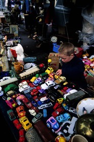 France, Nord (59), Lille, la Braderie de Lille, étal de jouets
