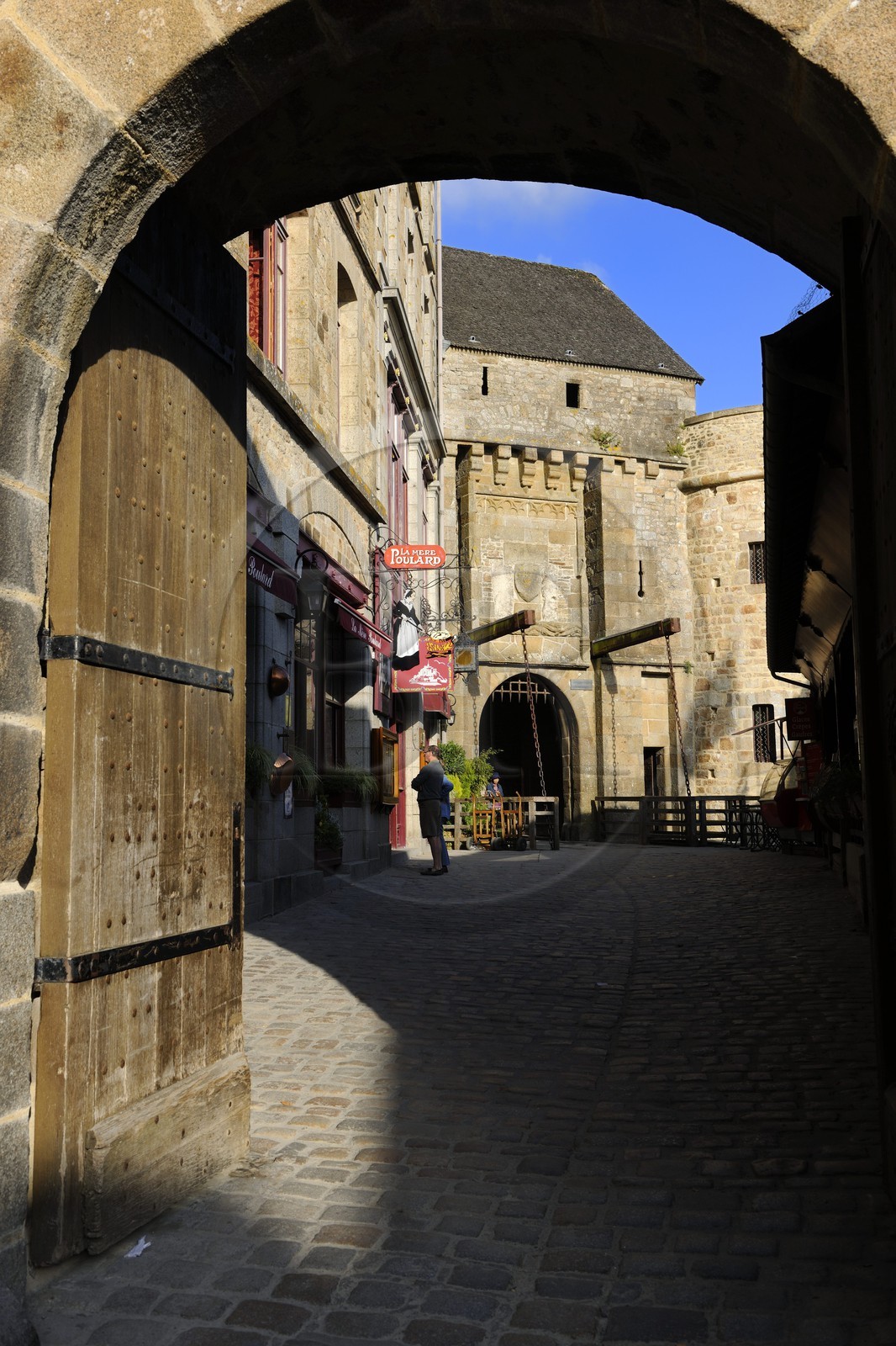 France, Manche (50), Mont-Saint-Michel, classé Patrimoine Mondial de l'UNESCO, la Porte du Roi et le restaurant de la Mère Poulard