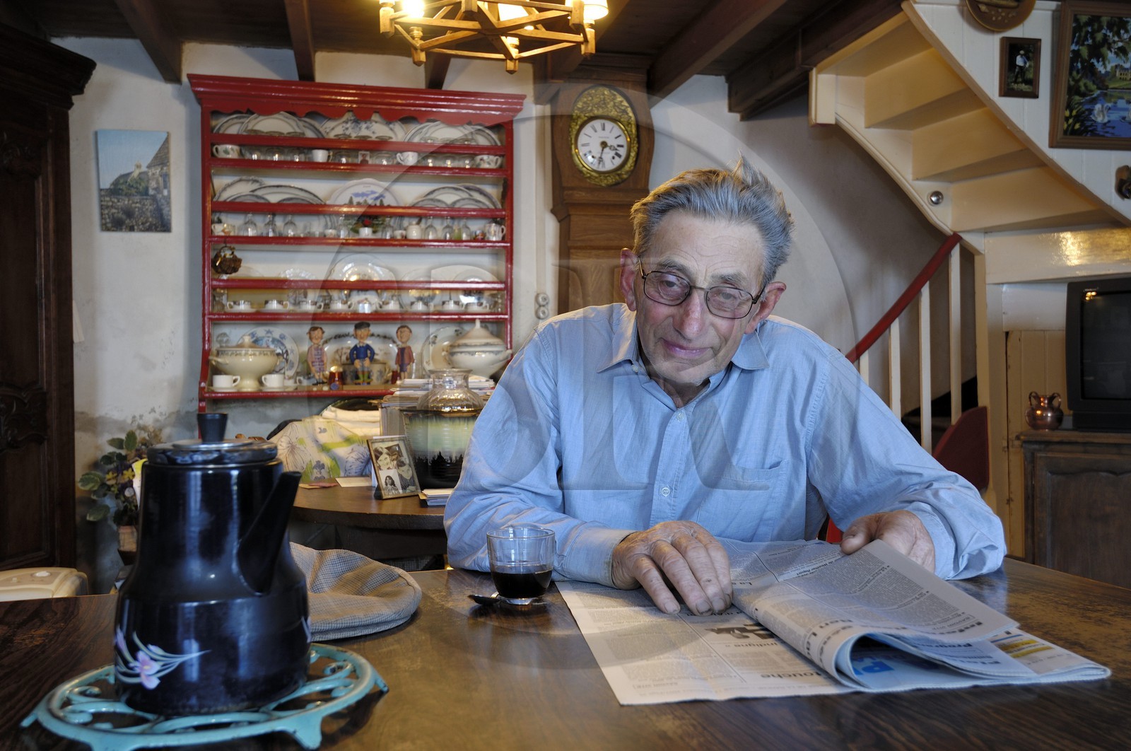 France, Manche (50), Cap de la Hague, Auderville, le paysan Paul Bedel chez lui