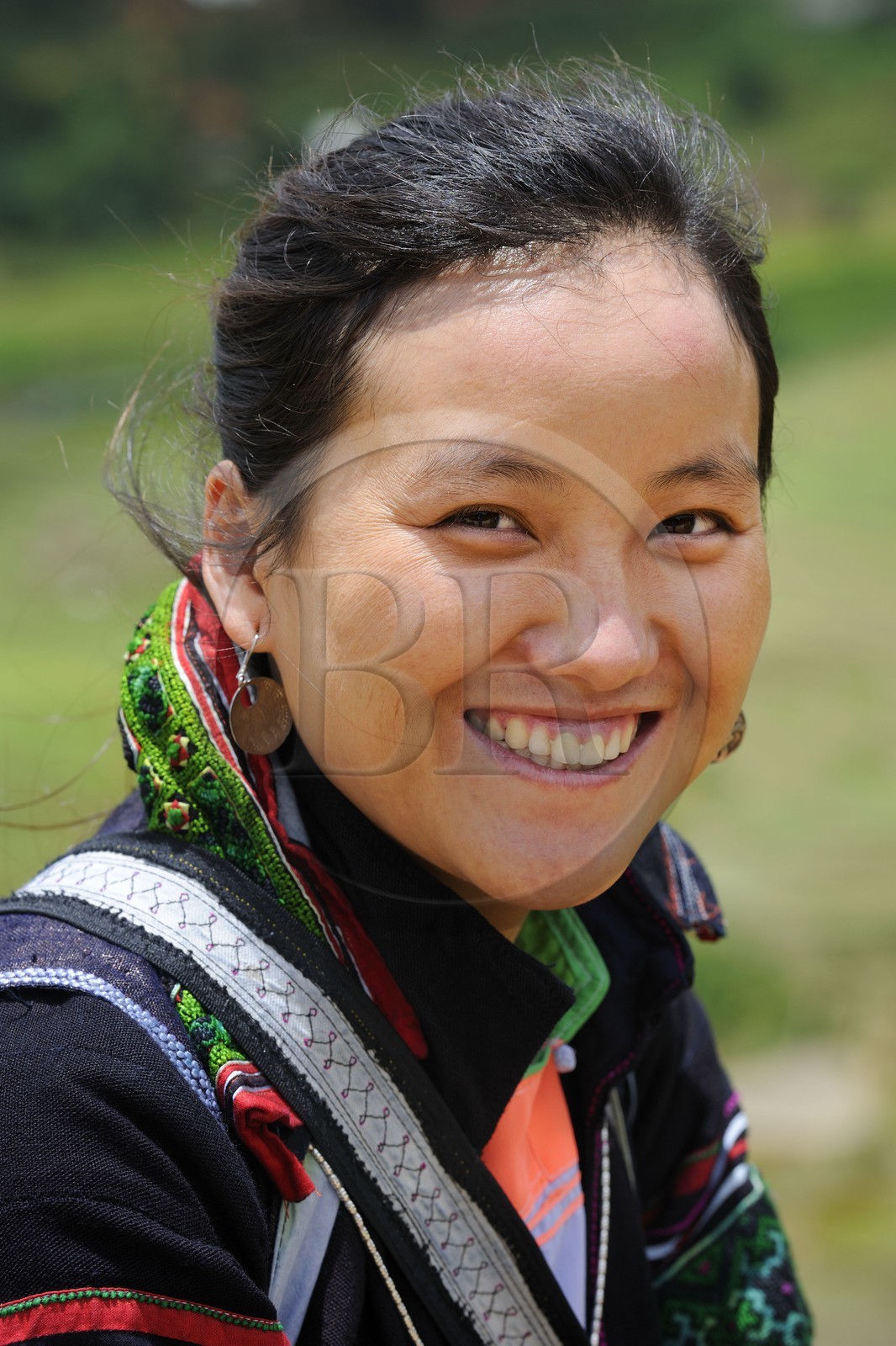 Vietnam, province de Lao Cai, région de Sapa, vallée de Ta Phin, jeune femme de la minorité Hmong Noir