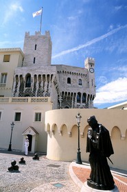 Principauté de Monaco, Le Rocher, le palais du Prince sur la place du Palais
