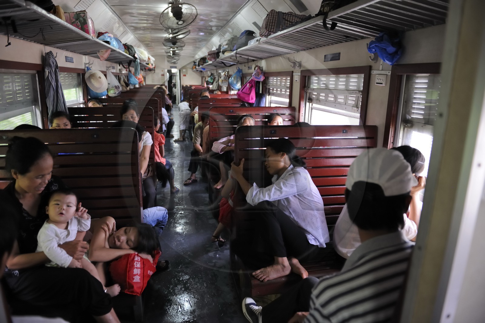 Vietnam, train de jour de Lao Cai à Hanoï, classe assis dur non climatisé