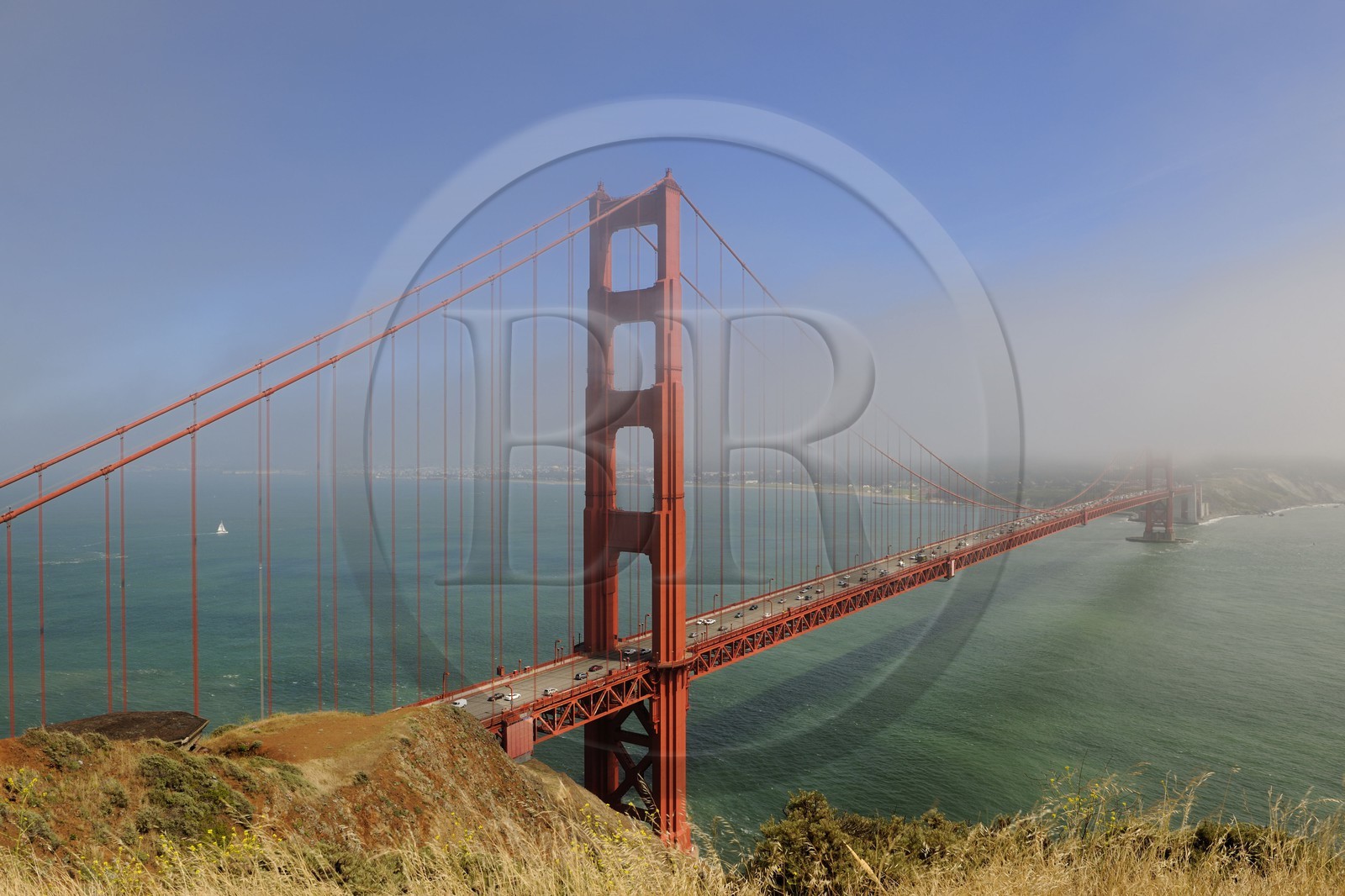 Etats-Unis, Californie, San Francisco, le pont du Golden Gate Bridge et la ville dans la brume