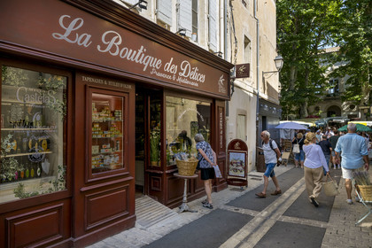 France, Bouches du Rhone, Regional Natural Park of the Alpilles, Saint Remy de Provence, shop window in the rue de la Commune which leads to the Hotel de Ville