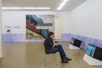 Suisse, Bâle, le Kunstmuseum Basel Gegenwart (musée d'Art contemporain), exposition Heute Nacht getraumt (rêvé cette nuit) proposée par l'artiste Ruth Buchanan, en arrière plan Prochaine Halt Tarakanowo (1979-1983) de Ilya Kabakov