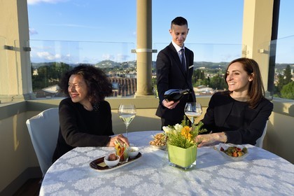 Italie, Toscane, Florence, centre historique classé Patrimoine Mondial de l'UNESCO, Palazzo Della Gherardesca, palace 5 étoiles Four Seasons Hotel Firenze, diner au sommet d'une tour dominant la ville