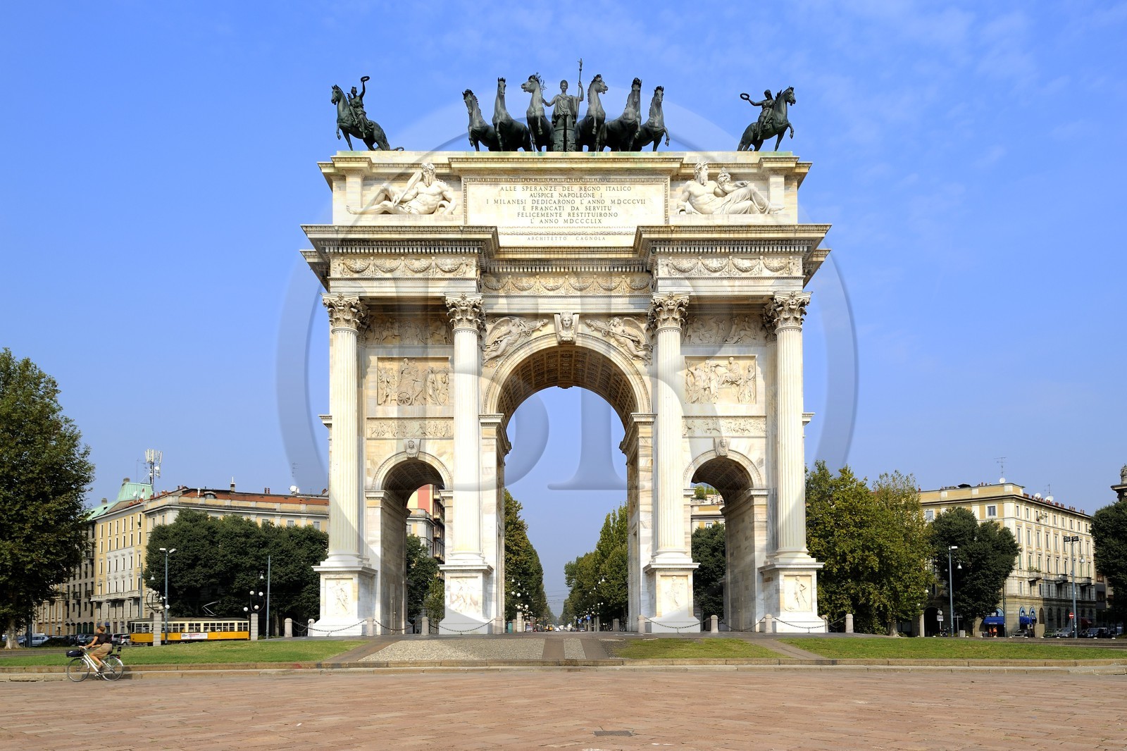 Italie, Lombardie, Milan, Porte de Simplon (Porta Sempione), marquée par un arc de triomphe historique appelé Arc de la Paix (Arco della Pace), construit par l'architecte Luigi Cagnola en 1807 pendant la domination napoléonienne