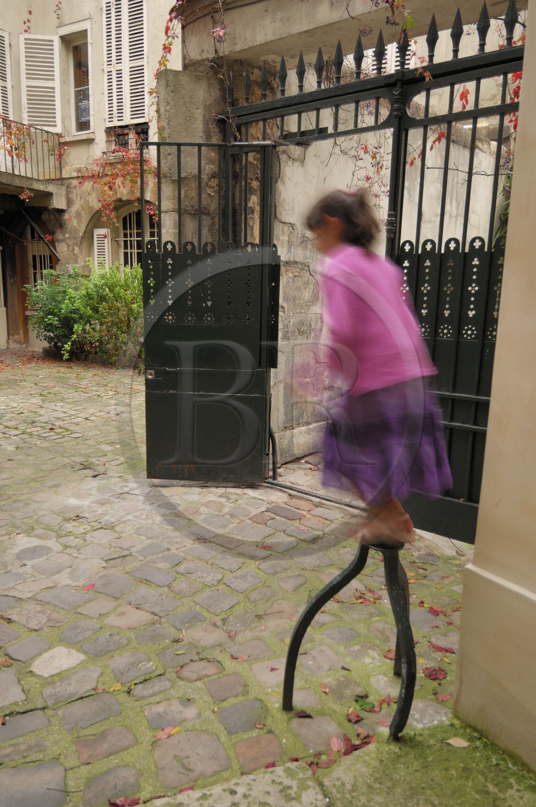 France, Paris (75), la cour de Rohan, derrière la cour du Commerce Saint André, un Pas de mule, trépied métallique qui permettait jadis aux personnes en robe de se hisser jusqu'à leur cheval