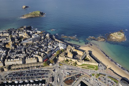 France, Ille et Vilaine, Côte d'Emeraude (Emerald Cost), the fortified town of Saint Malo, the Fort National built by Vauban and Garangeau in the seventeenth century on the island on the right and the castle (aerial view)
