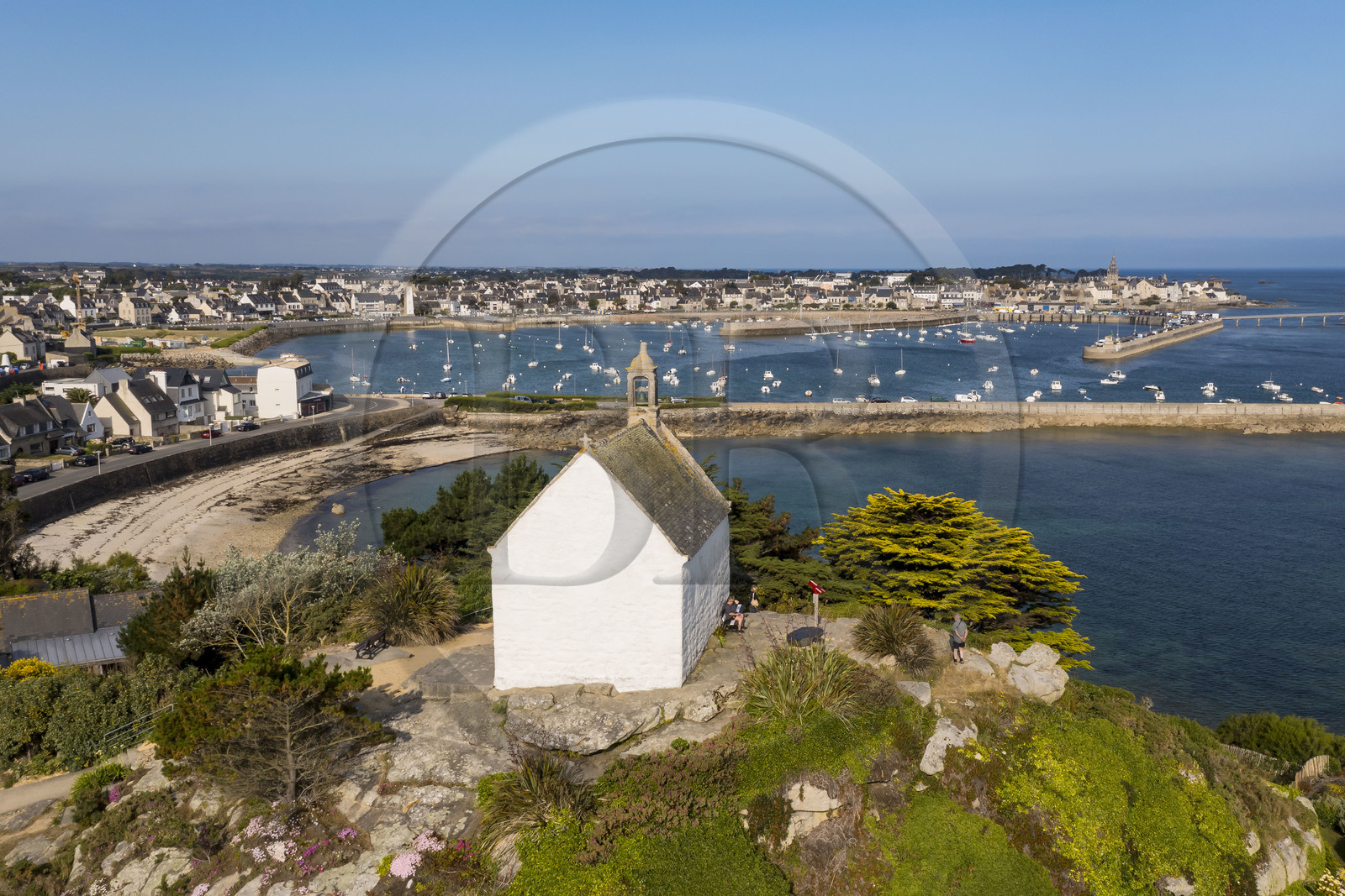 France, Finistère (29), Roscoff, étape sur le chemin de Grande Randonnée GR 34 ou sentier des douaniers, la chapelle Sainte Barbe à la Pointe de Bloscon (vue aérienne)