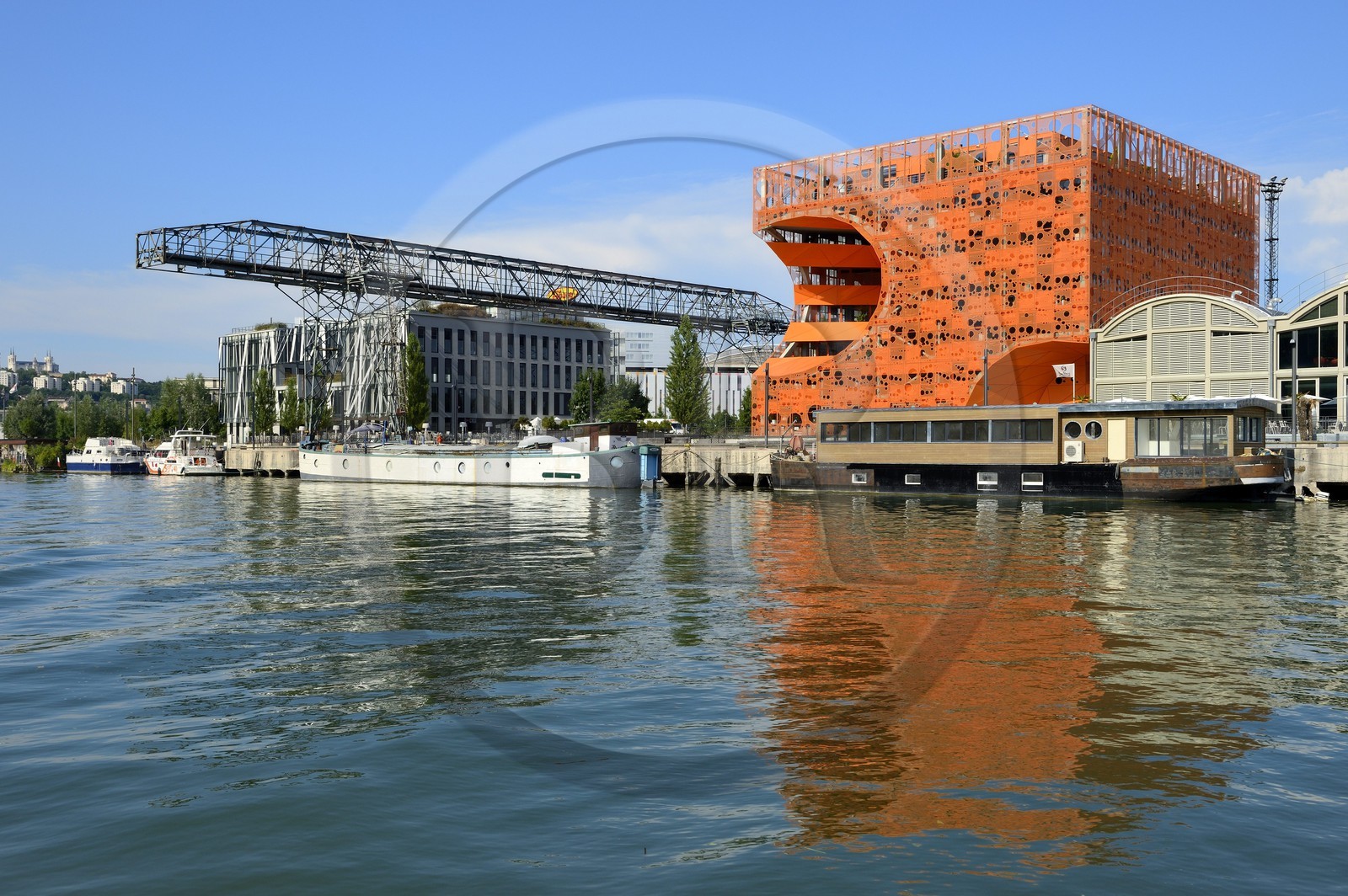 France, Rhône (69), Lyon, nouveau quartier de La Confluence au sud de la Presqu'île, Quai Rambaud, le Cube Orange imaginé par les architectes Dominique Jakob et Brendan MacFarlane