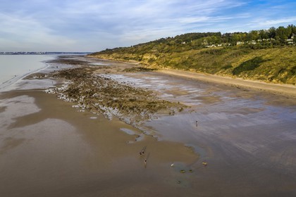 France, Calvados (14), Pays d'Auge, Trouville-sur-Mer, la plage des Roches Noires qui s’étend sur plusieurs kilomètres en direction d’Hennequeville et de Villerville, bordée par les falaises des Roches Noires, Le Havre en arrière plan (vue aérienne)