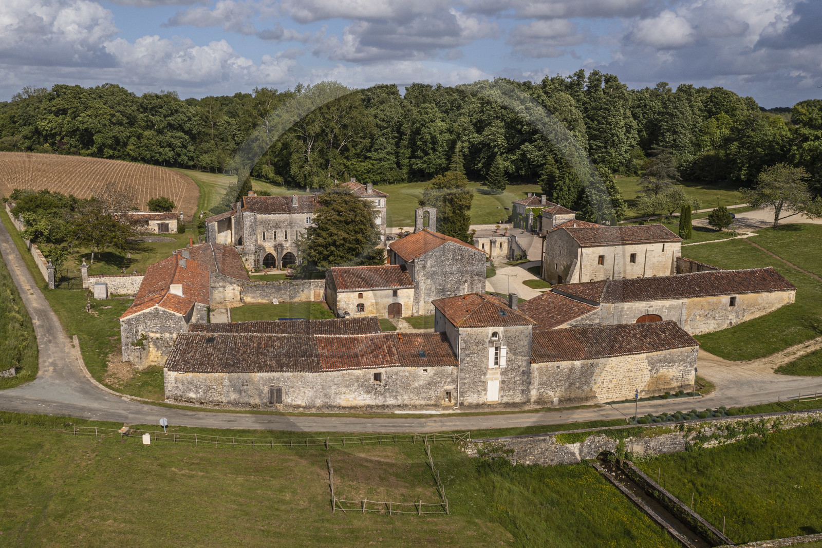 France, Charente-Maritime (17), Saint-Bris-des-Bois, abbaye de Fontdouce, ancienne abbaye bénédictine fondée en 1111 (vue aérienne)