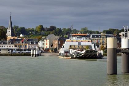 France, Seine-Maritime (76), Pays de Caux, Parc naturel régional des Boucles de la Seine normande, traversée du bac auto sur la Seine à Duclair